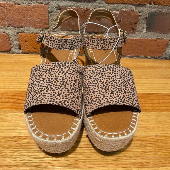 Universal Thread Platform Sandals - Picture 2 of 4